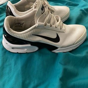 Nike Air tennis shoes white and black
